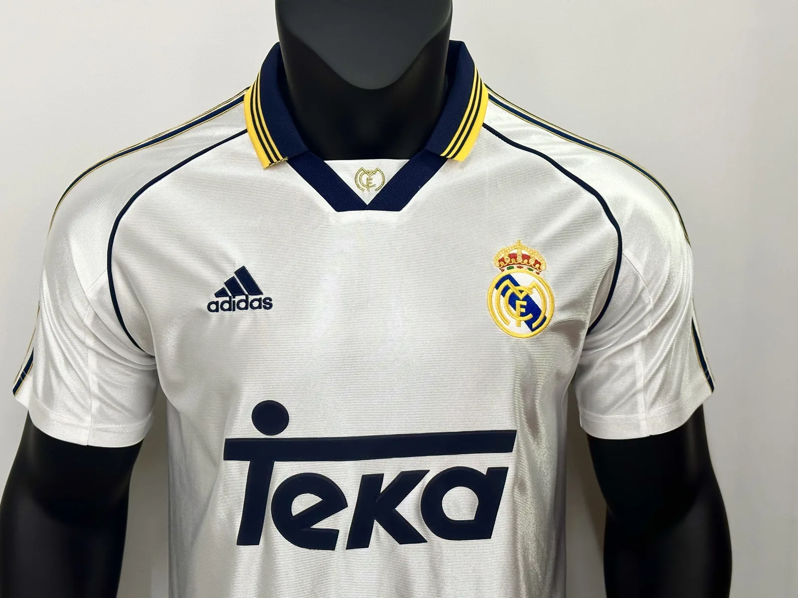 Real Madrid 98/99 Home Shirt — 2