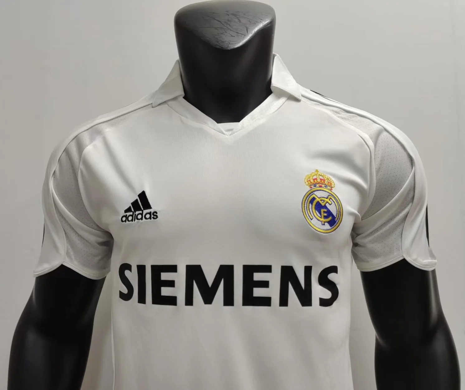 Real Madrid 05/06 Home Shirt — 2