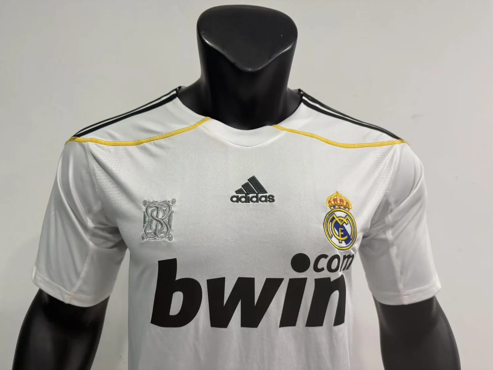 Real Madrid 09/10 Home Shirt — 2