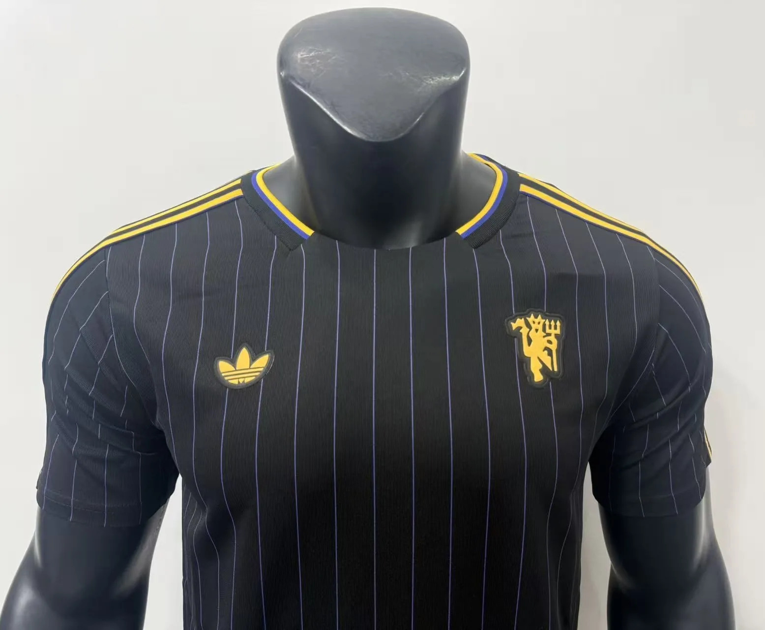 Manchester United 26/27 Retro Shirt Pinstripe Black — 2