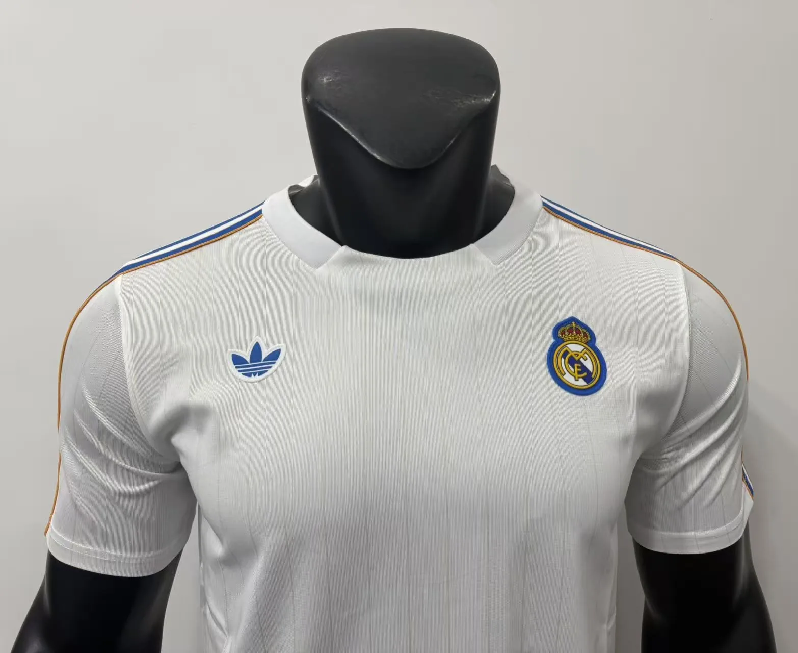 Real Madrid 26/27 Retro Shirt Pinstripe White Collar — 2