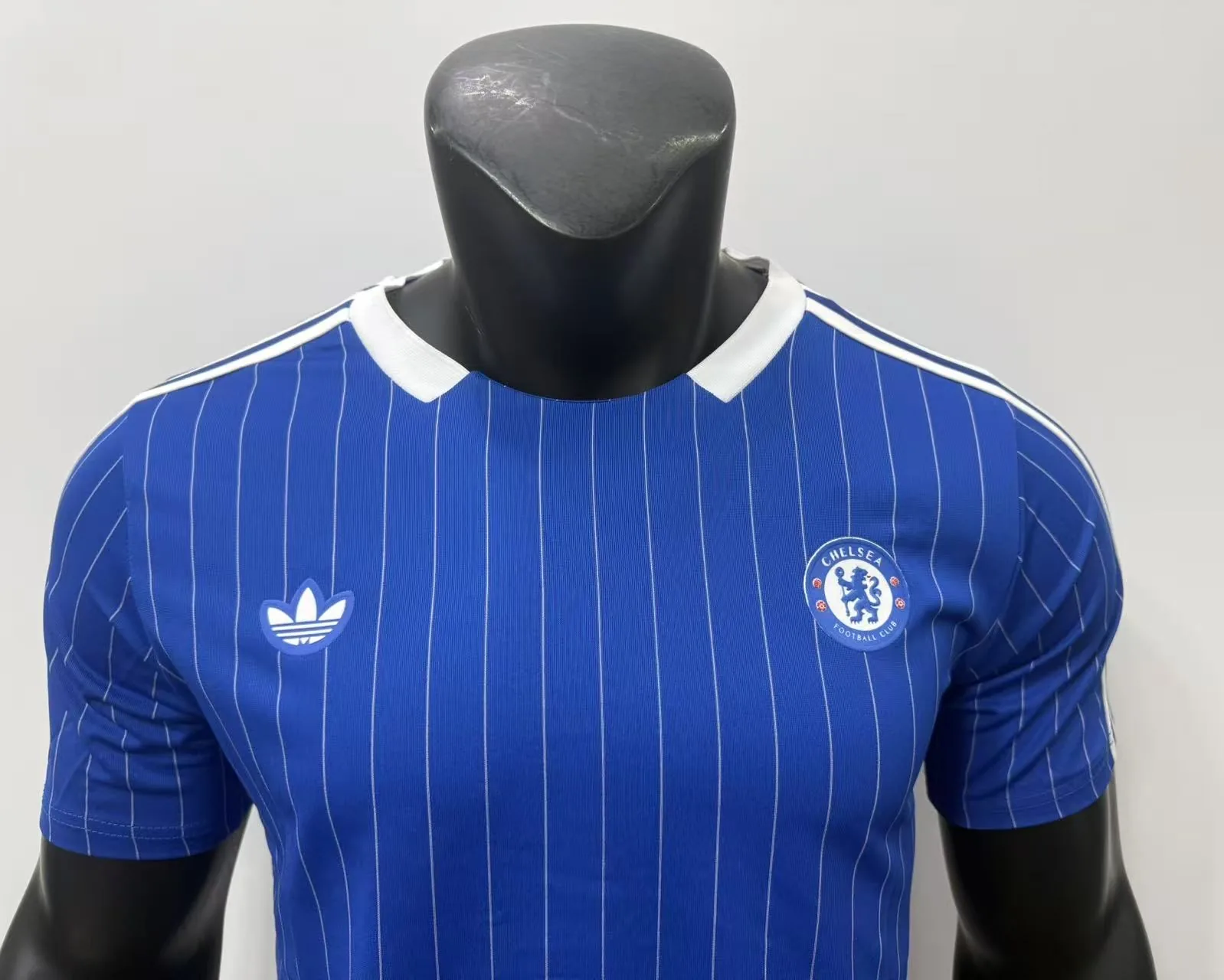 Chelsea Maillot 26/27 Rétro à Rayures Col Bleu — 2