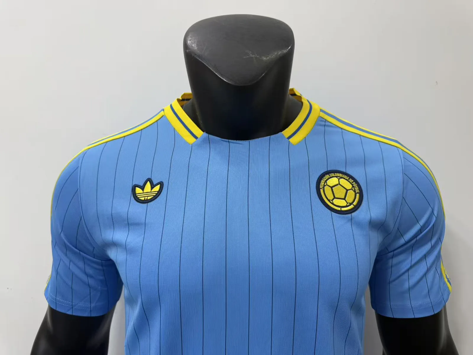 Colombia Camiseta 26/27 Retro de Rayas Celeste — 2