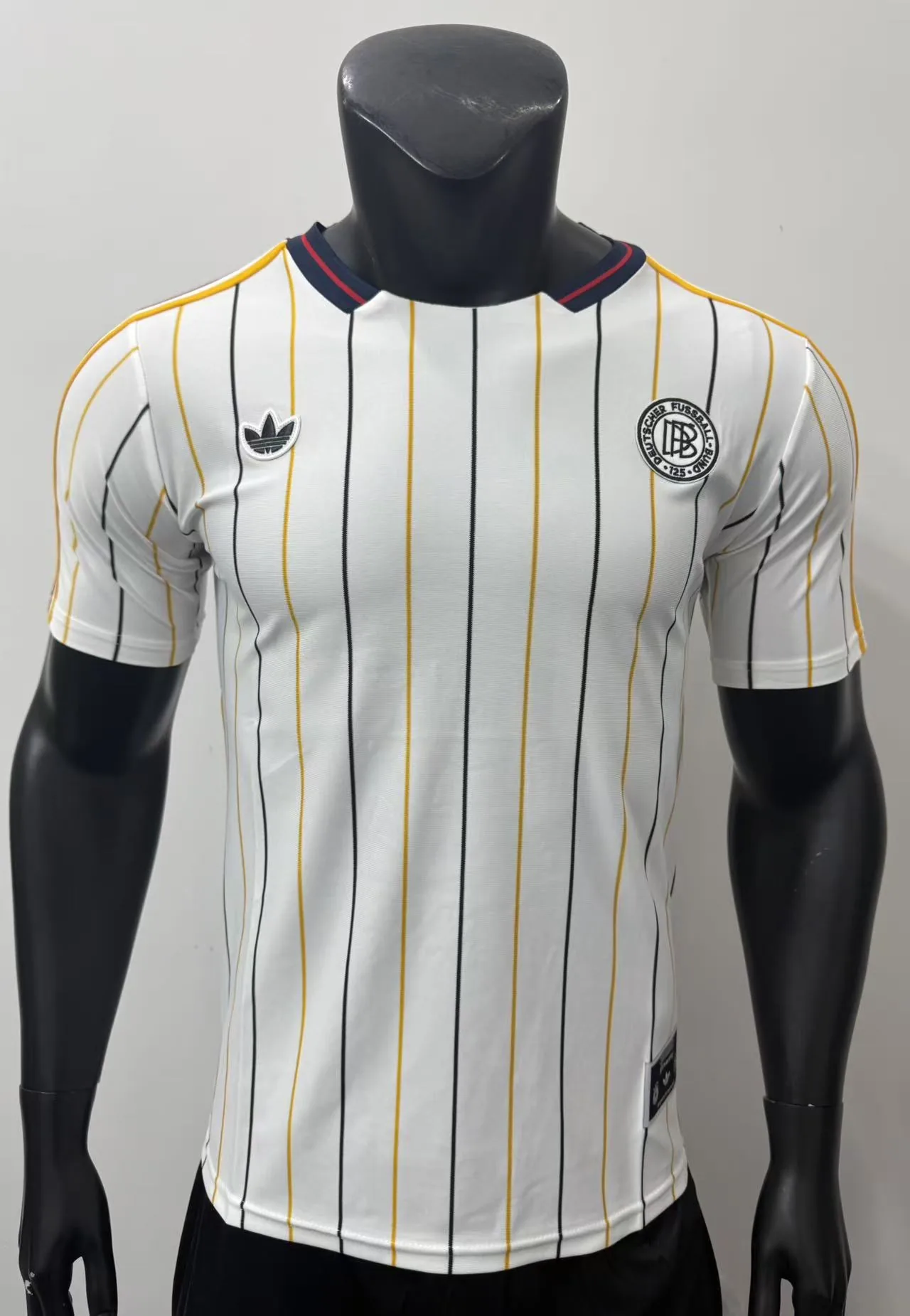 Alemania Camiseta 26/27 Retro de Rayas Blanca
