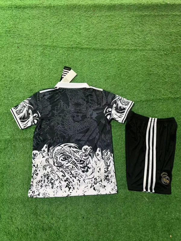 Real Madrid 2025/26 Set Kinder Black Dragon — 2
