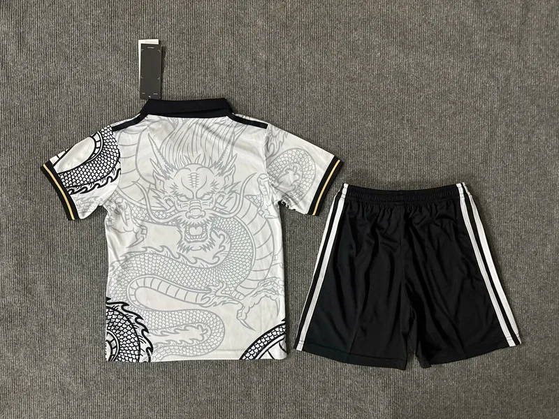Real Madrid 2025/26 Set Kinder White Dragon — 2