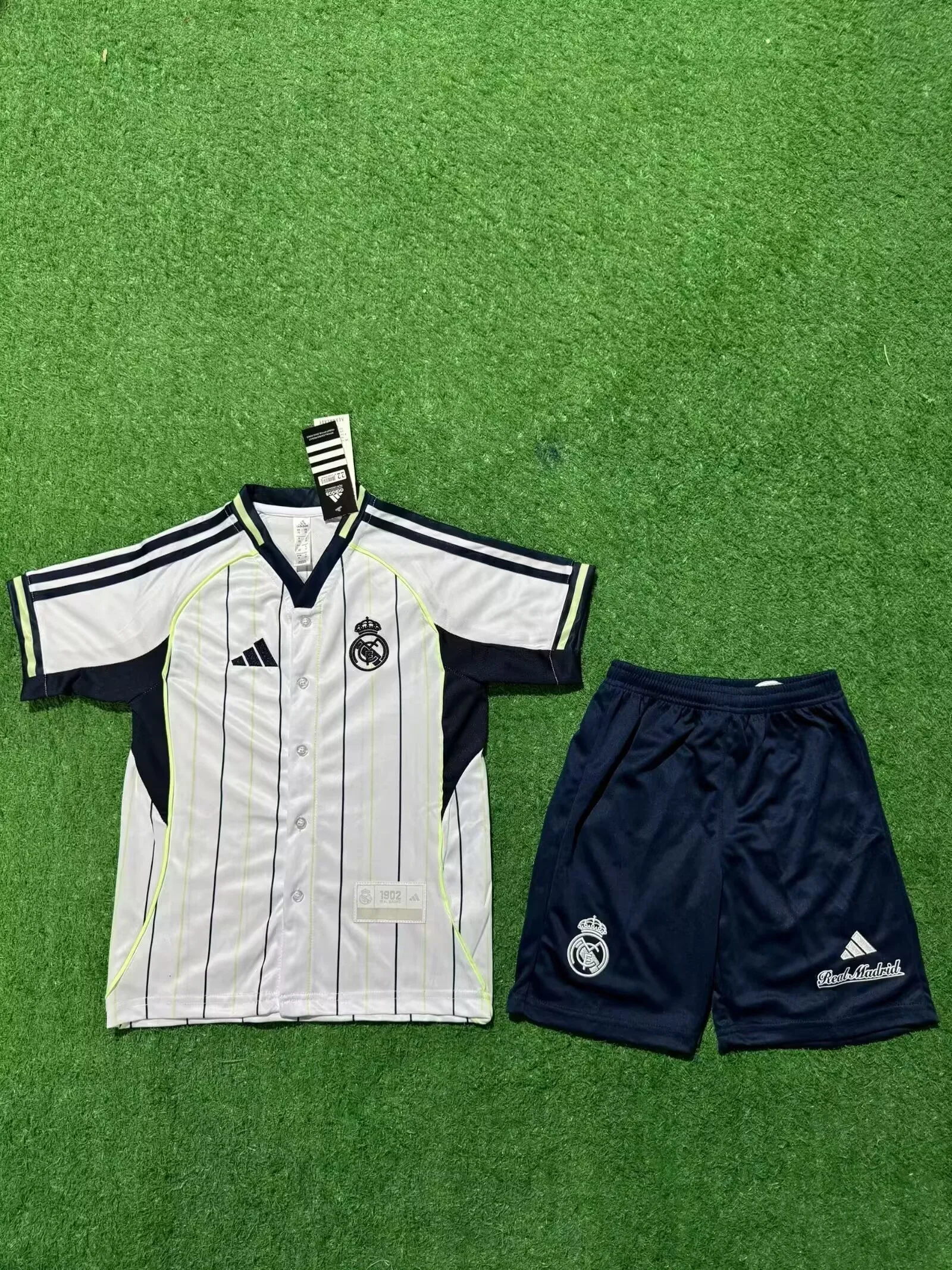 Real Madrid 2025/26 Set Kinder White US Pack Baseball