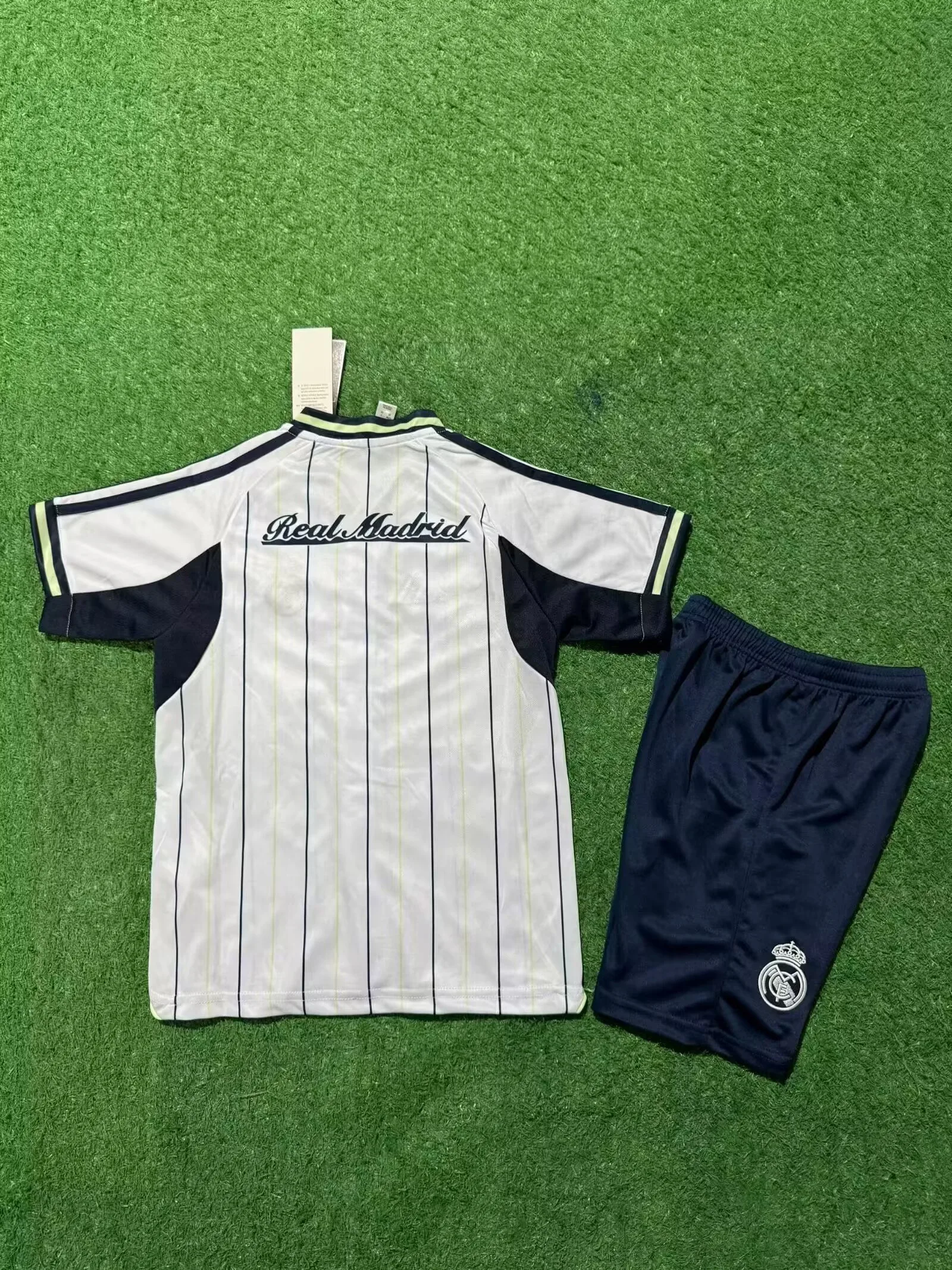 Real Madrid 2025/26 Set Kinder White US Pack Baseball — 2