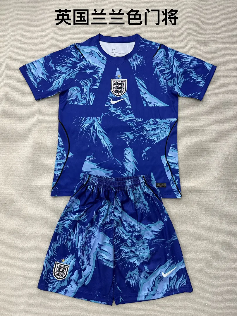 England 2016/28 Goalkeeper Kids Kit