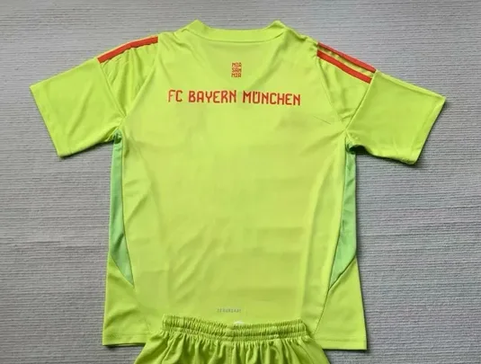 Bayern Munich 2024/25 Goalkeeper Shirt Green — 1