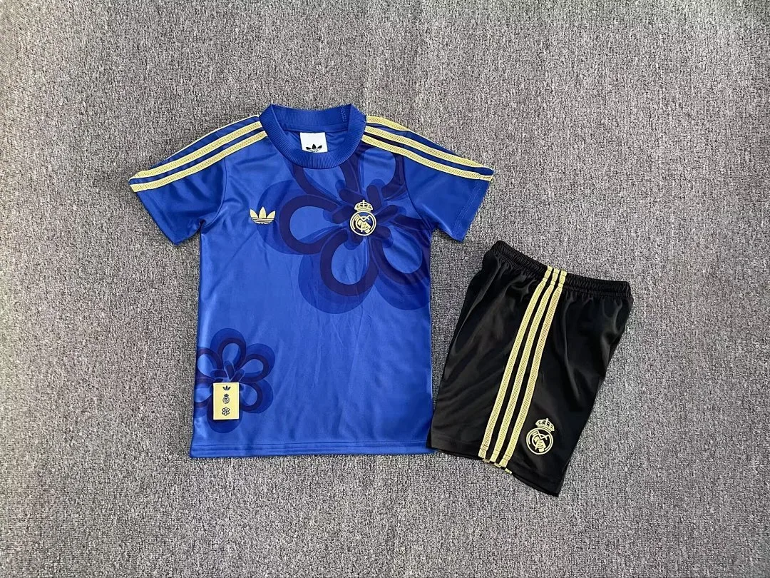 Real Madrid 2025/26 Set Kinder Sonderedition — 2