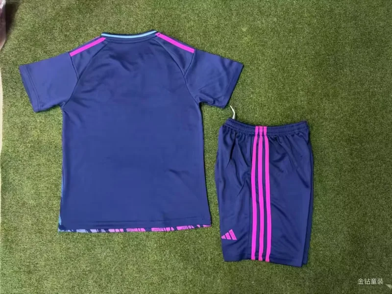 Real Madrid 2025/26 Set Kinder Sonderedition — 2