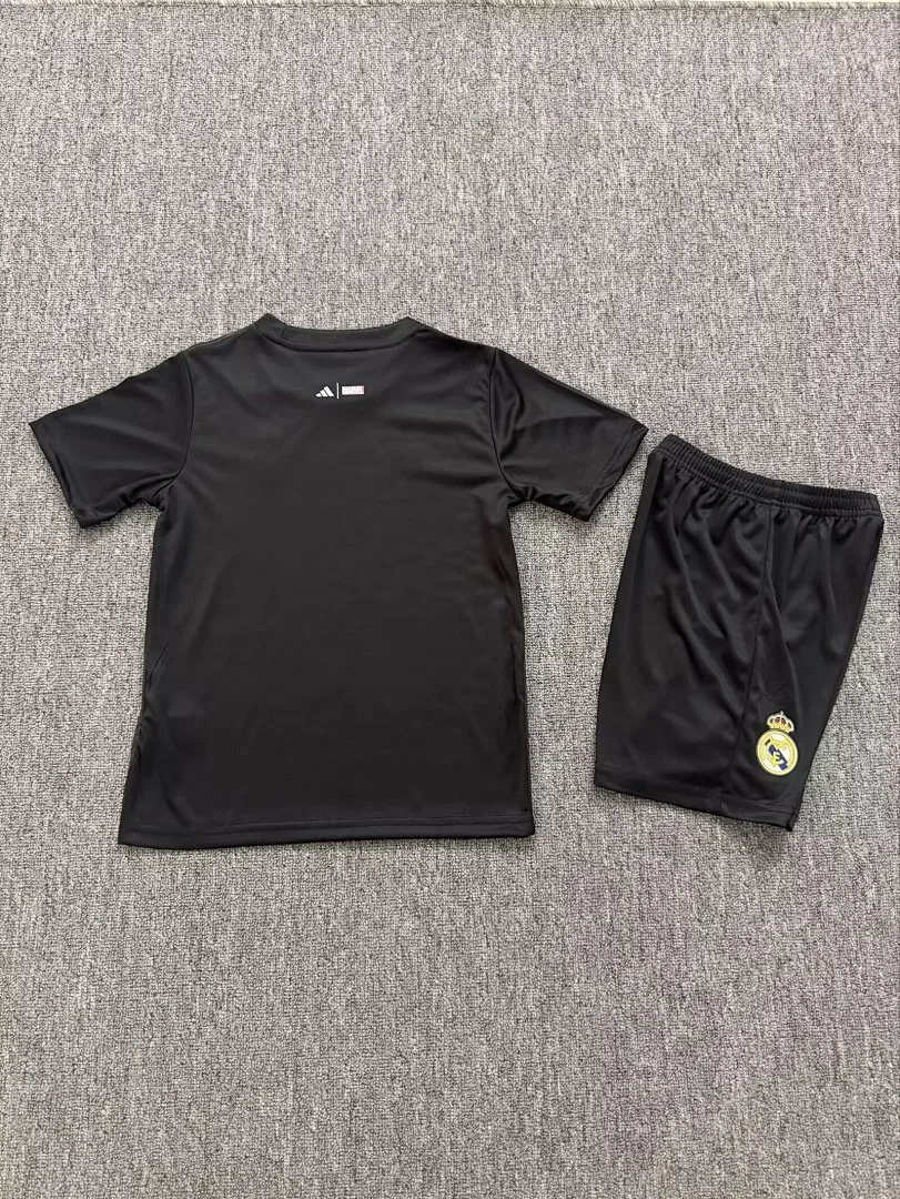 Real Madrid 2025/26 Set Kinder Black Marvel Collaboration