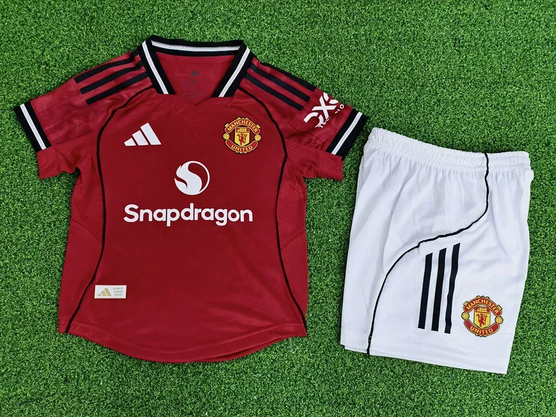 Manchester United 2025/26 Domicile Ensemble Enfant Version Joueur — 1