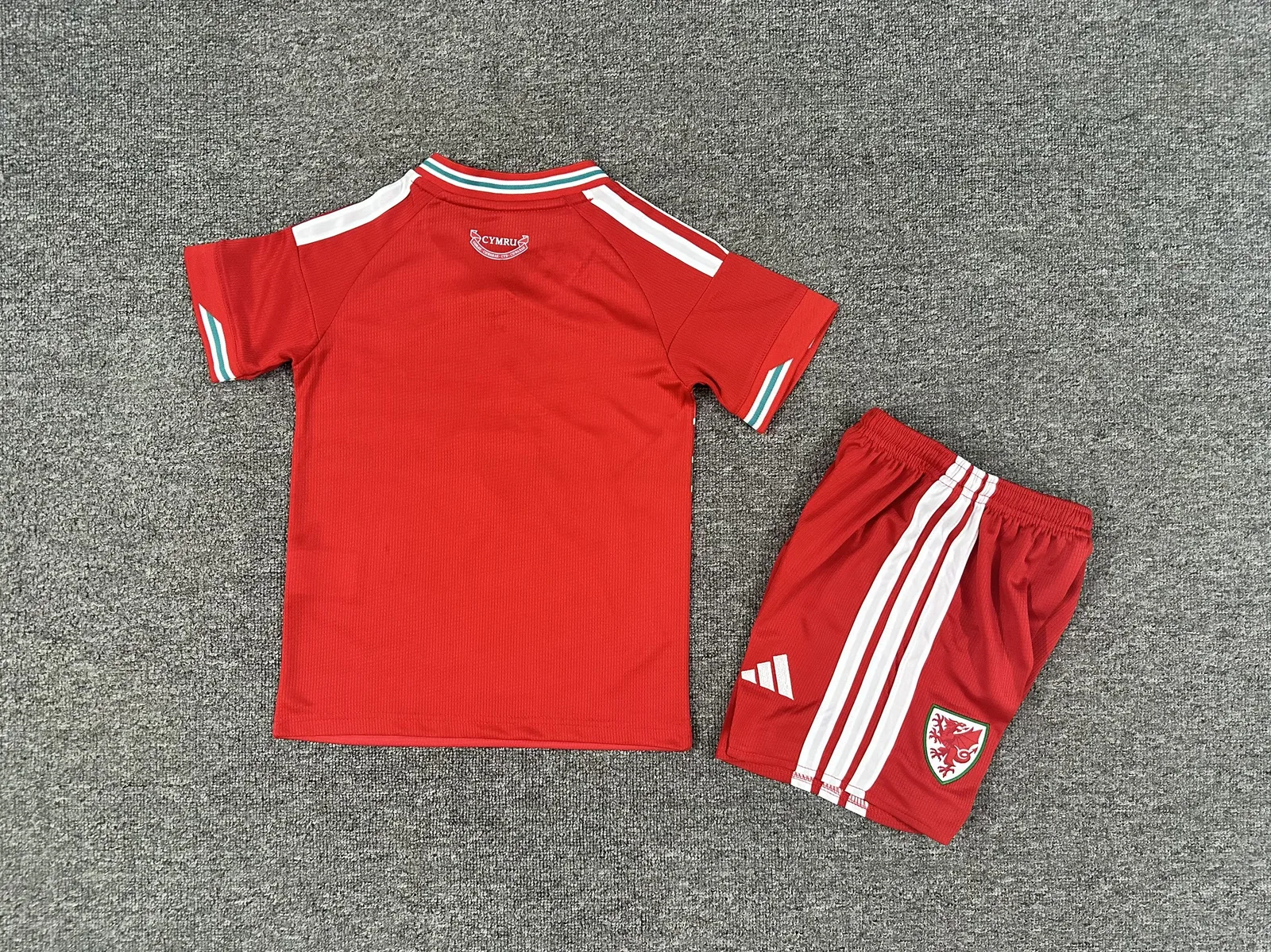 Wales 2016/28 Home Kids Kit — 2